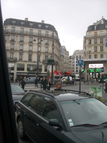 А эта тумба для афиш (рекламы?) - днём в центе Парижа на оживлённой площади только что служила как писуар какому то чуваку :sh_ok: