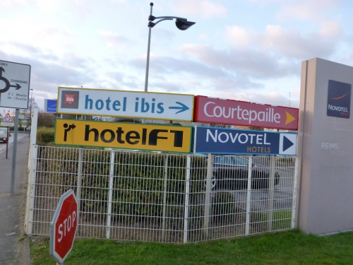 Во Франции съехав с автострады в поисках ночлега можно наткнуться на целый отельный городок.<br />Объехали штук шесть,но места так и не нашли