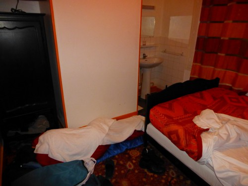 гостиница в Гавре оказалась не ахти. Маленькая кровать,за перегородочкой - душ,мне пришлось спать на полу в спальнике