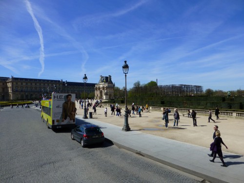 площадь перед Лувром