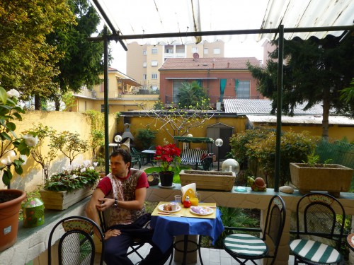 Завтрак во дворике частного отеля в Милане (обед был в Австрийских Альпах, ужин – в Карловых Варах )