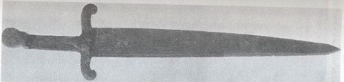 Кинжалоподобный, с развитой гардой, но все же крестьянский боевой нож 15 века