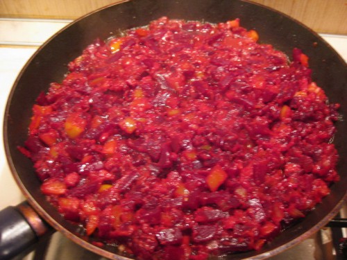 Наконец, заправляем овощи томатной пастой и немного тушим.<br />Отставляем сковородку.