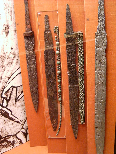 Merowingian_seaxes_Württembergisches_Landesmuseum_Stuttgart.jpg