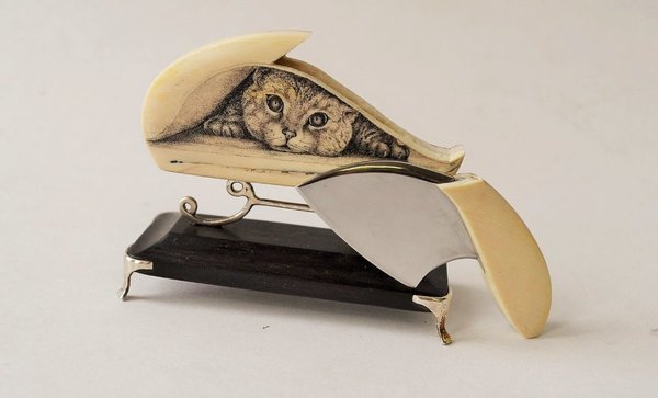 Нож Коготь из Х12МФ с костью мамонта, скрим-шоу Кошка на подставке. Цена: 24000руб.