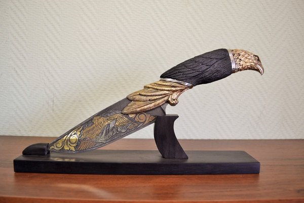 Нож Коршун, композиция Охота коршуна, из дамаска с позолотой и гравировкой, объемная резьба из граба, художественное литье из мельхиора. Цена: 27000руб.