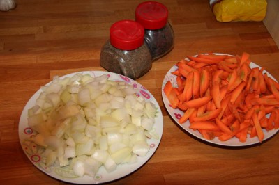 шкварки от курдюка вынимаем и закладываем мясо.Морковь нарезаем крупными брусками,лук-кубиками